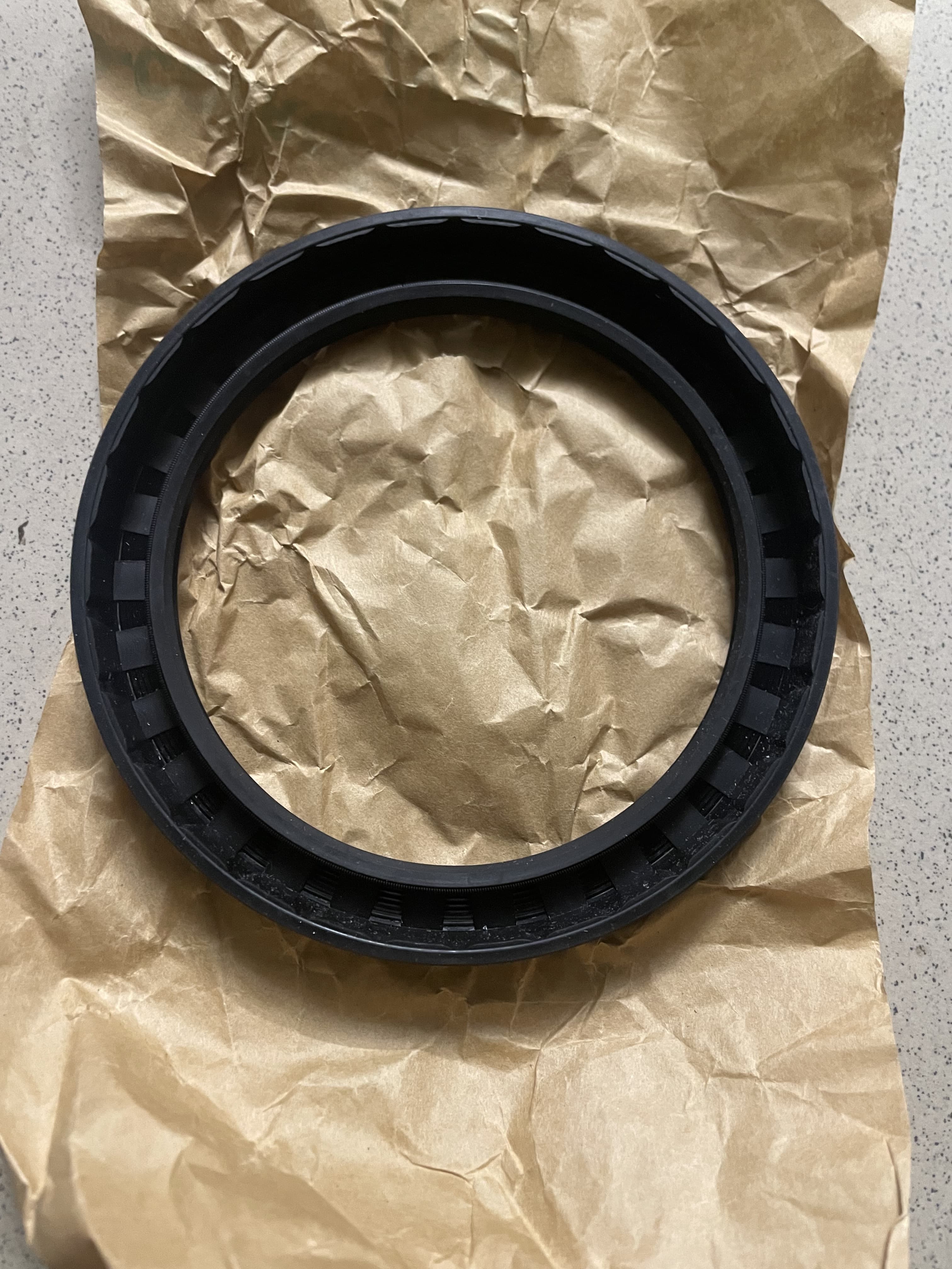 DT Сальник ступицы передней D=110/140 mm, H=15 mm Scania Spare Parts (375087)